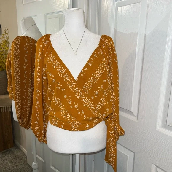 BCBG Ditsy Floral Crop Top Size L - Picture 4 of 8